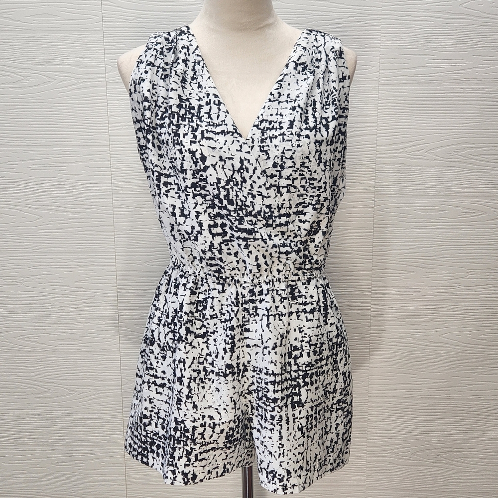 White House Black Market Romper Size 4 White + Black Sleeveless With Pockets